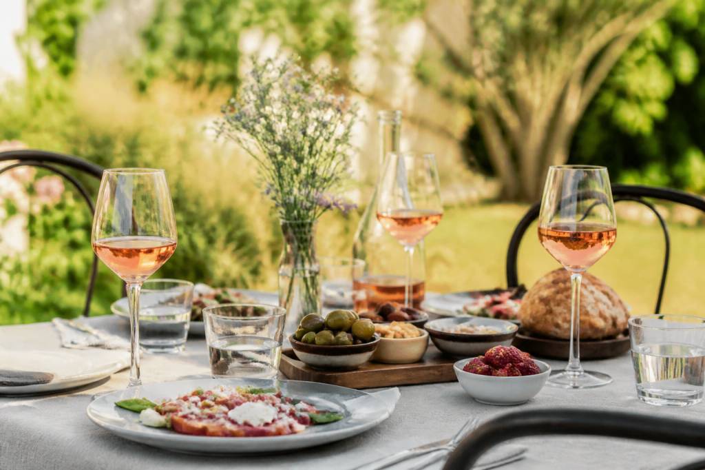 Al fresco meal ideas: the perfect drinks and cocktail pairings for outdoor dining